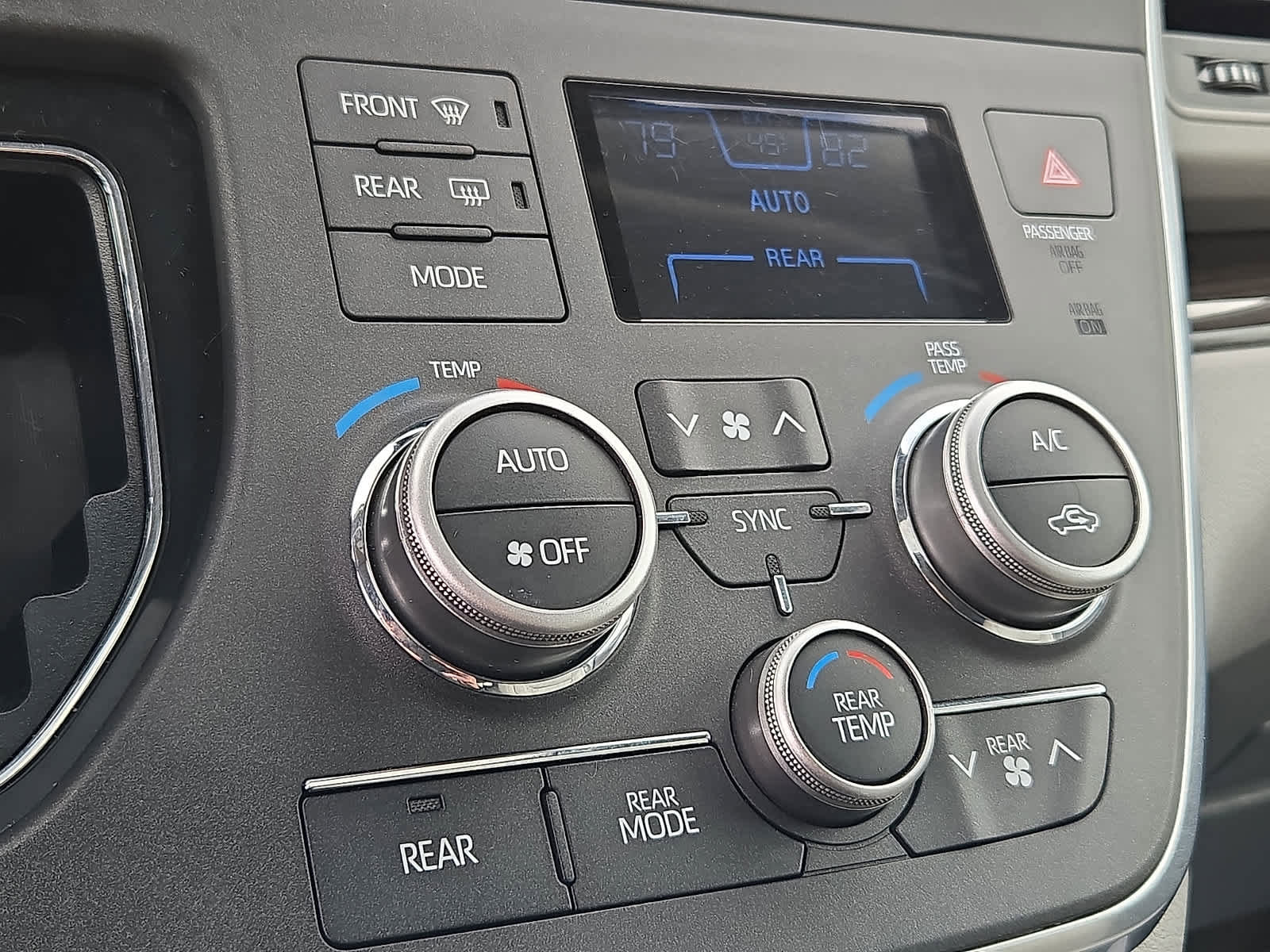 Used 2018 Toyota Sienna XLE FWD image 18