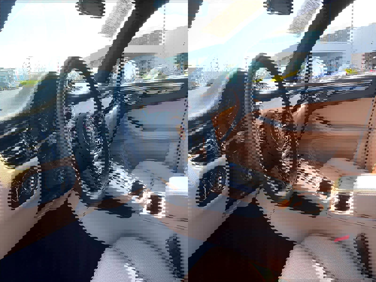 Used 2024 Porsche Macan image 16