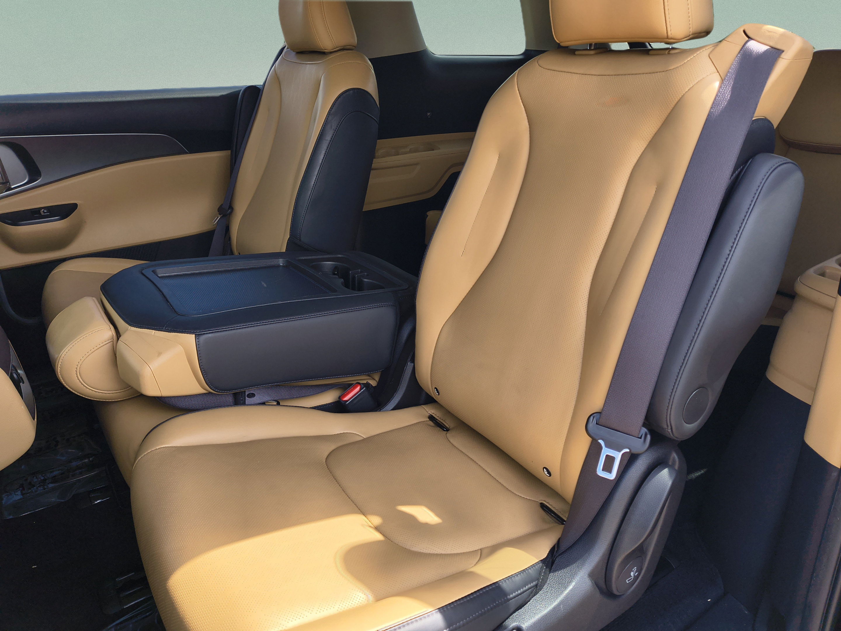 Used 2023 Kia Carnival LX FWD image 16