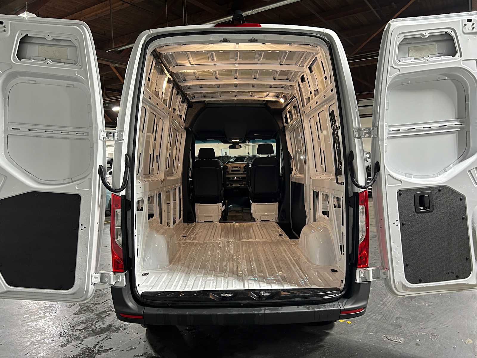 Used 2025 Mercedes-Benz Sprinter 2500 image 17