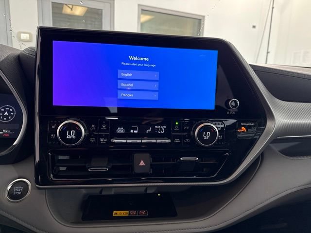 Used 2025 Toyota Highlander Platinum AWD/4WD image 26