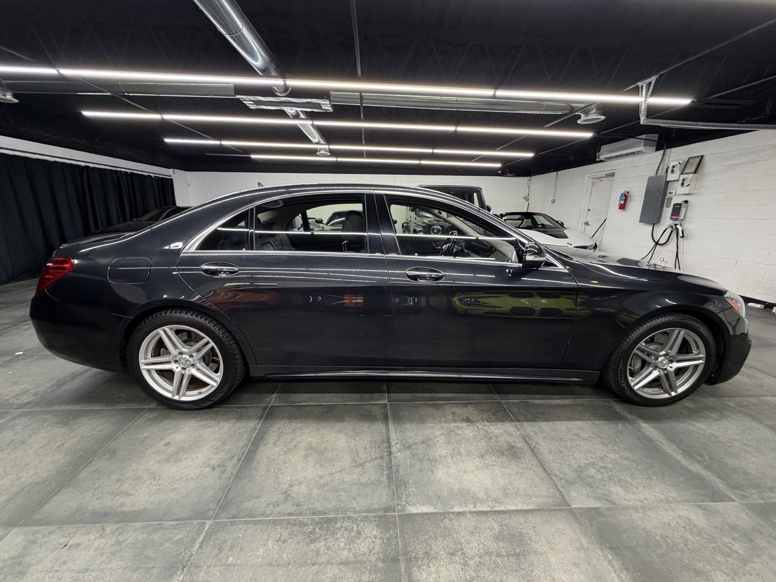 Used 2019 Mercedes-Benz S 560 4MATIC Sedan w/ AMG Line Exterior image 8