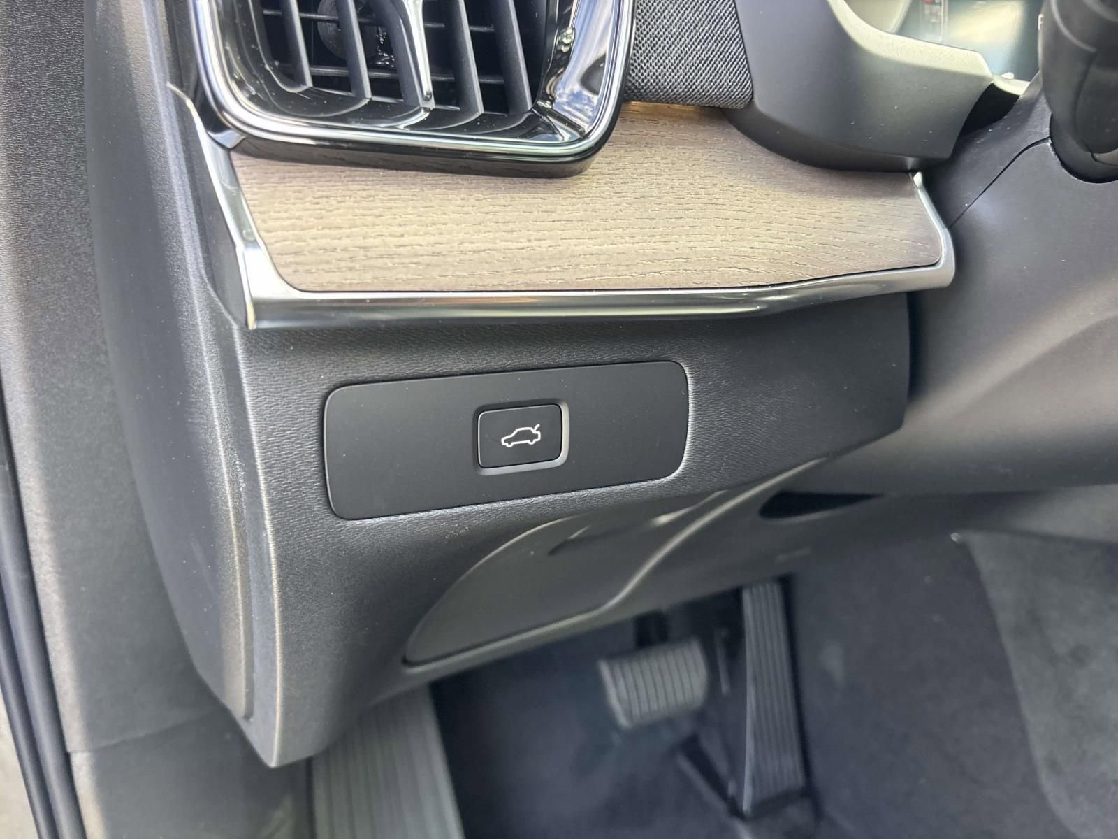 Used 2026 Volvo XC90 B5 Plus w/ Protection Package Premier AWD/4WD image 15