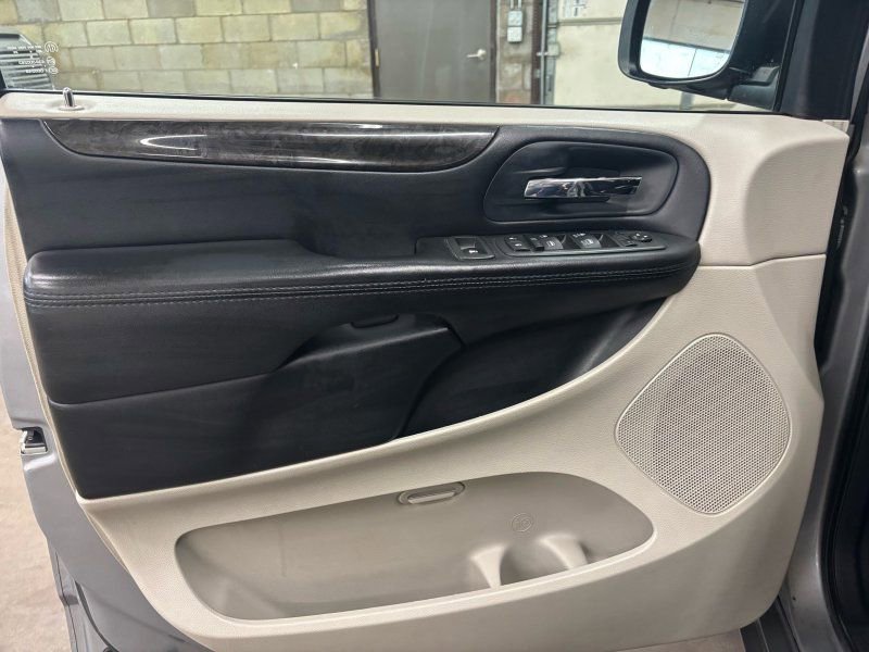 Used 2014 Dodge Grand Caravan SXT w/ Rear Park Assist Package image 10