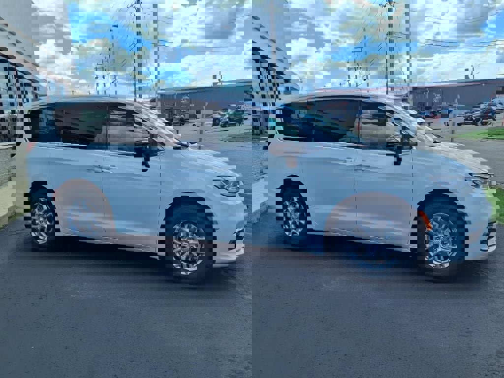 New 2026 Chrysler Pacifica Select image 2