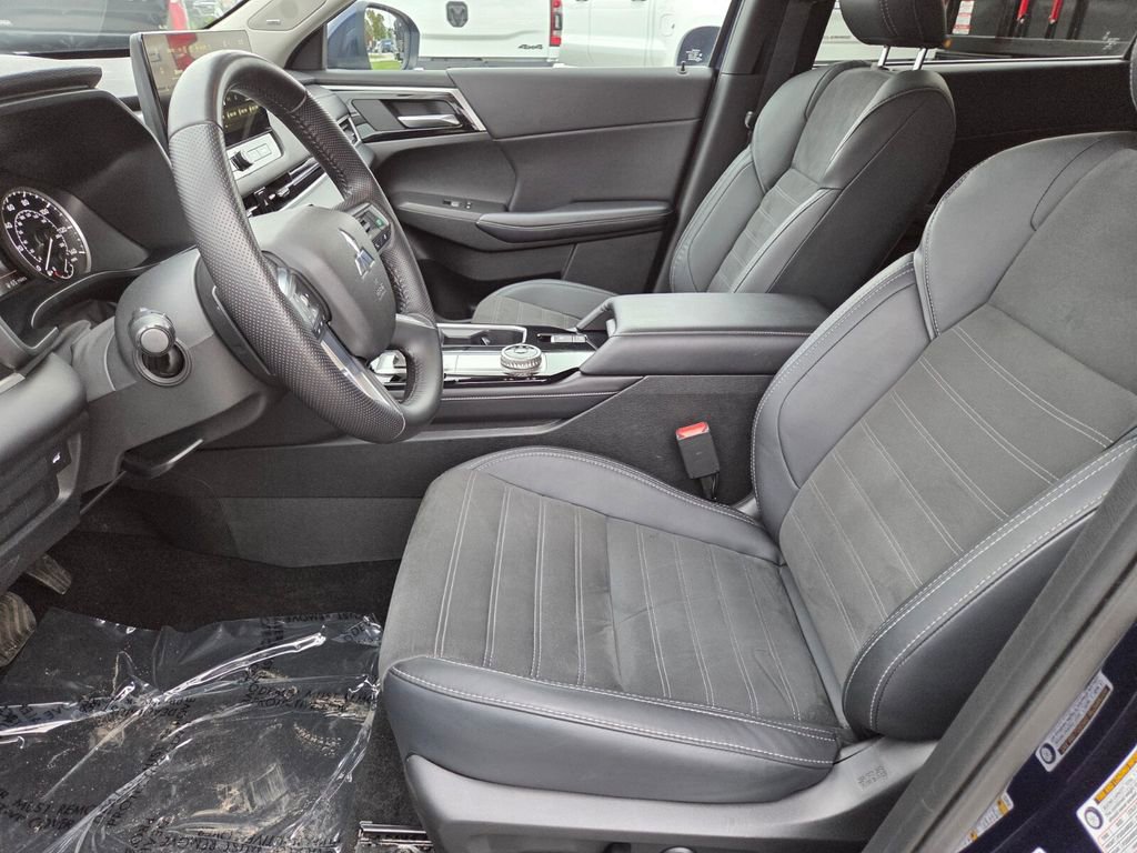 Used 2025 Mitsubishi Outlander SE image 23
