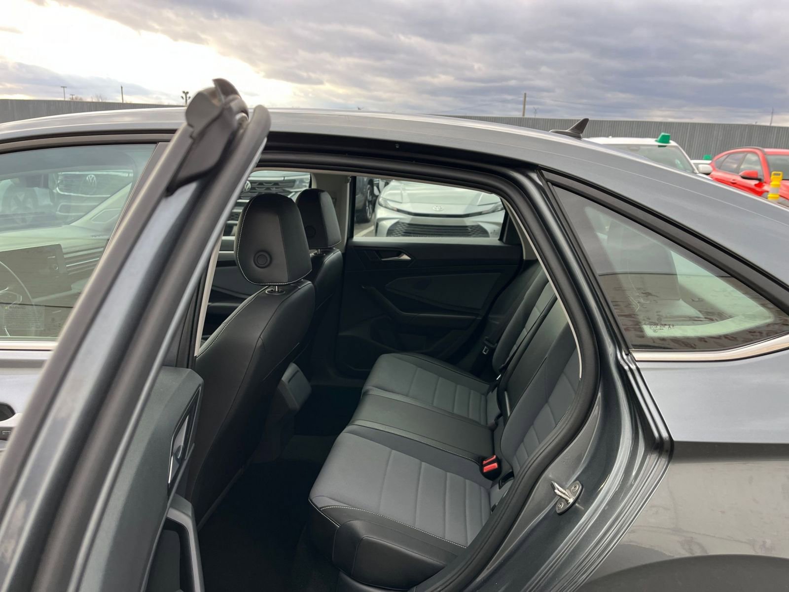 Used 2025 Volkswagen Jetta SE image 23