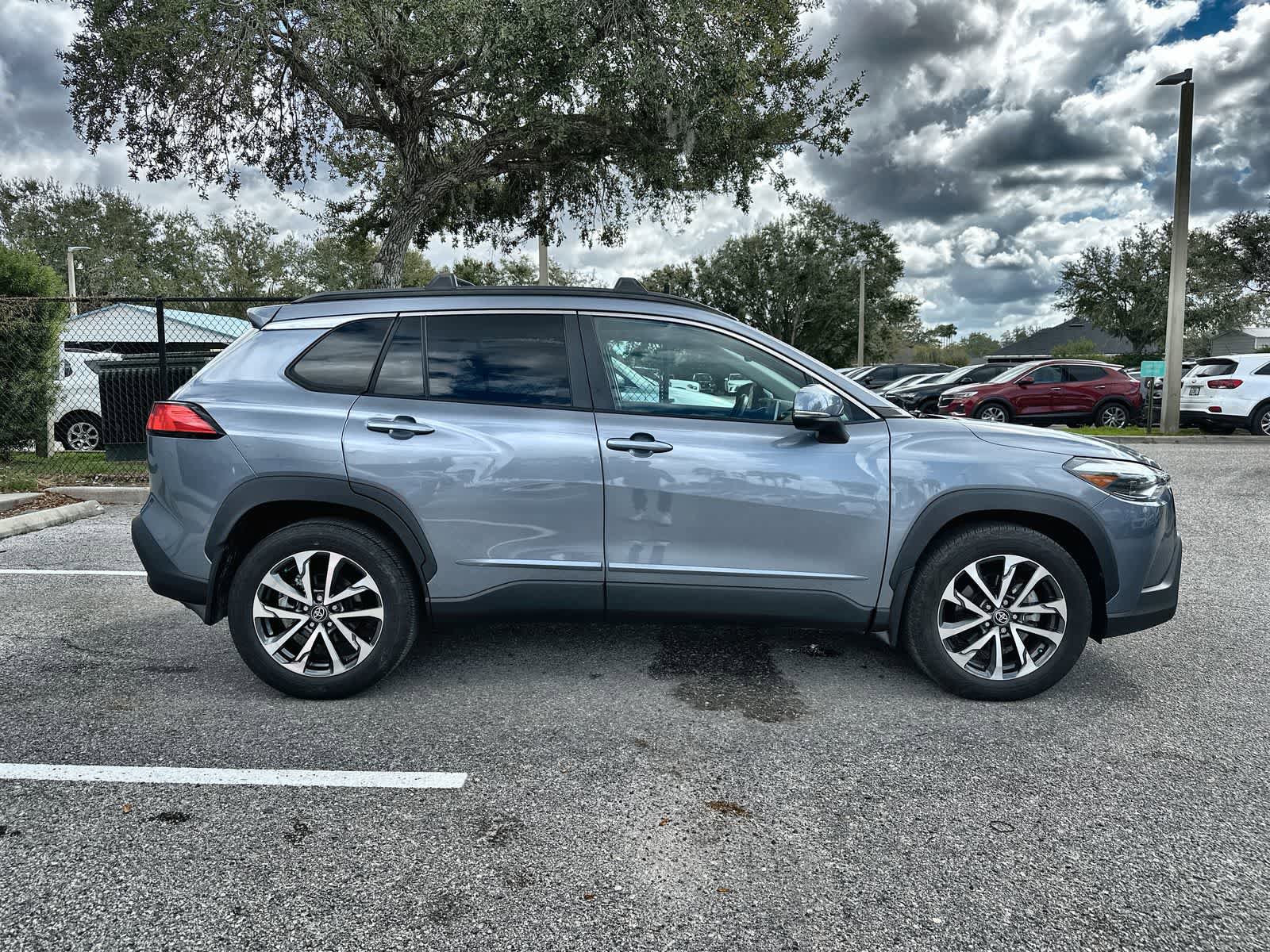 Used 2022 Toyota Corolla Cross XLE w/ Convenience Package AWD/4WD image 10