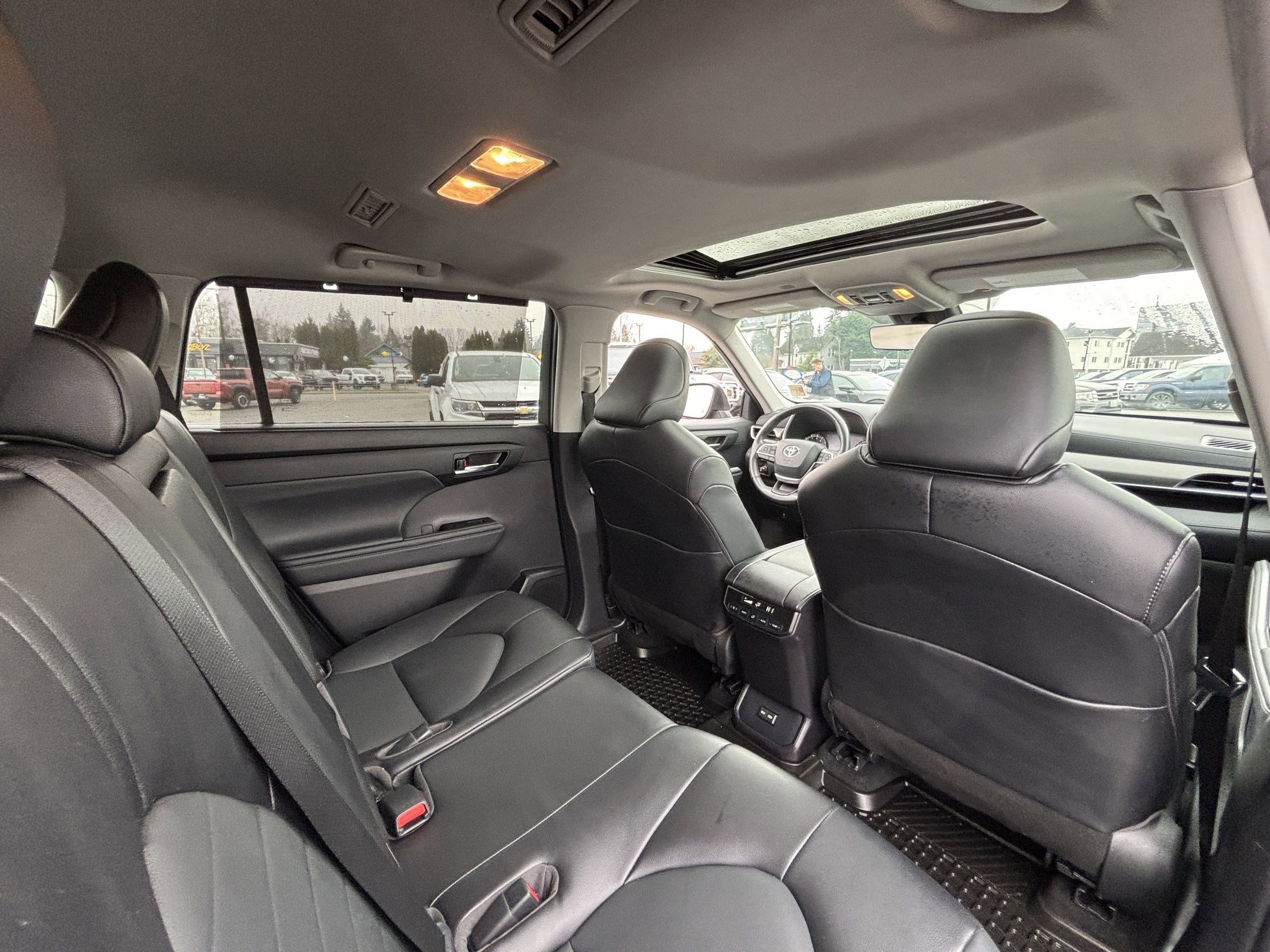 Used 2022 Toyota Highlander XLE image 16