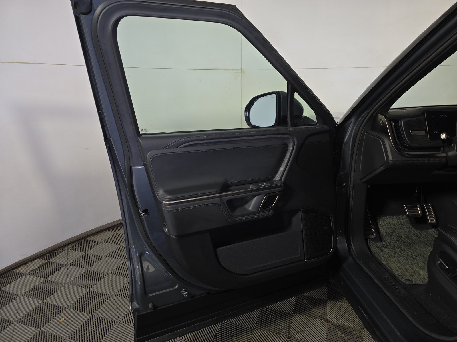 Used 2024 Rivian R1T Adventure AWD/4WD image 16