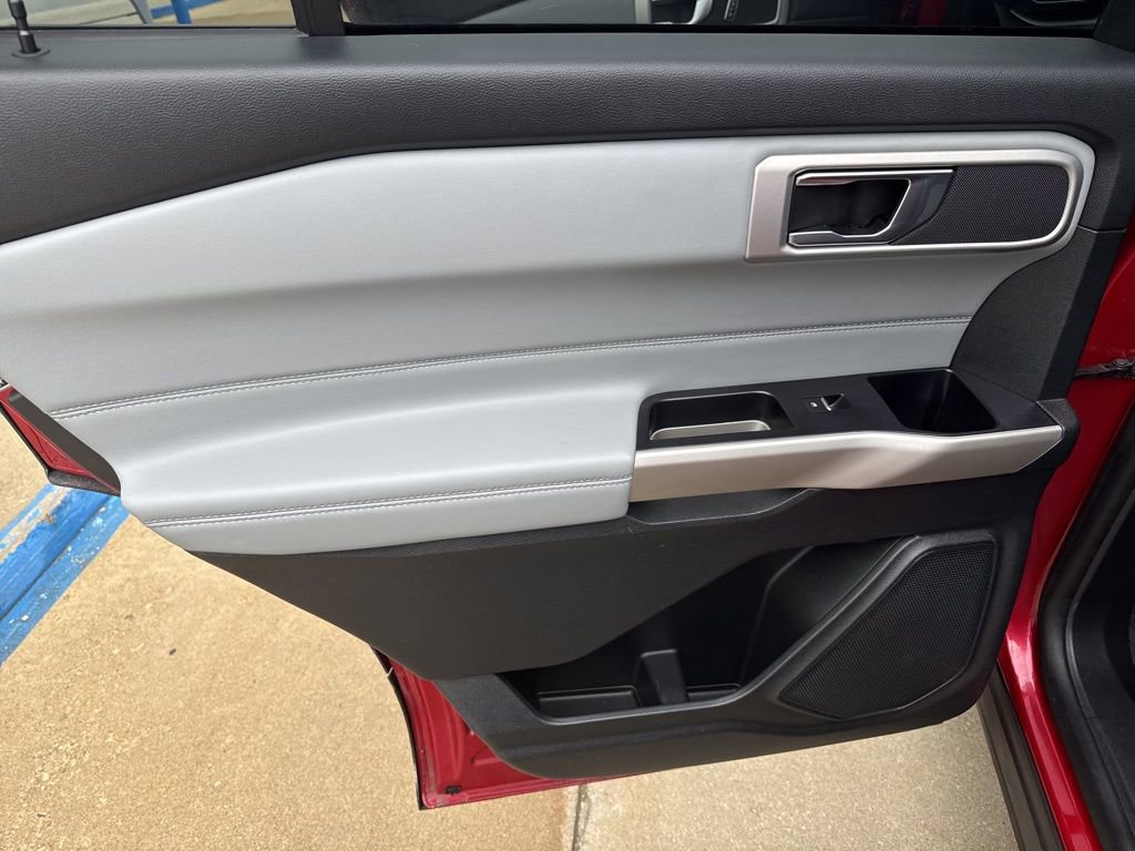 Used 2022 Ford Explorer XLT w/ Equipment Group 202A AWD/4WD image 9