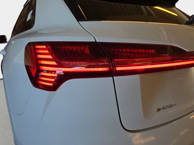 Used 2021 Audi e-tron Premium w/ Convenience Plus Package AWD/4WD image 38