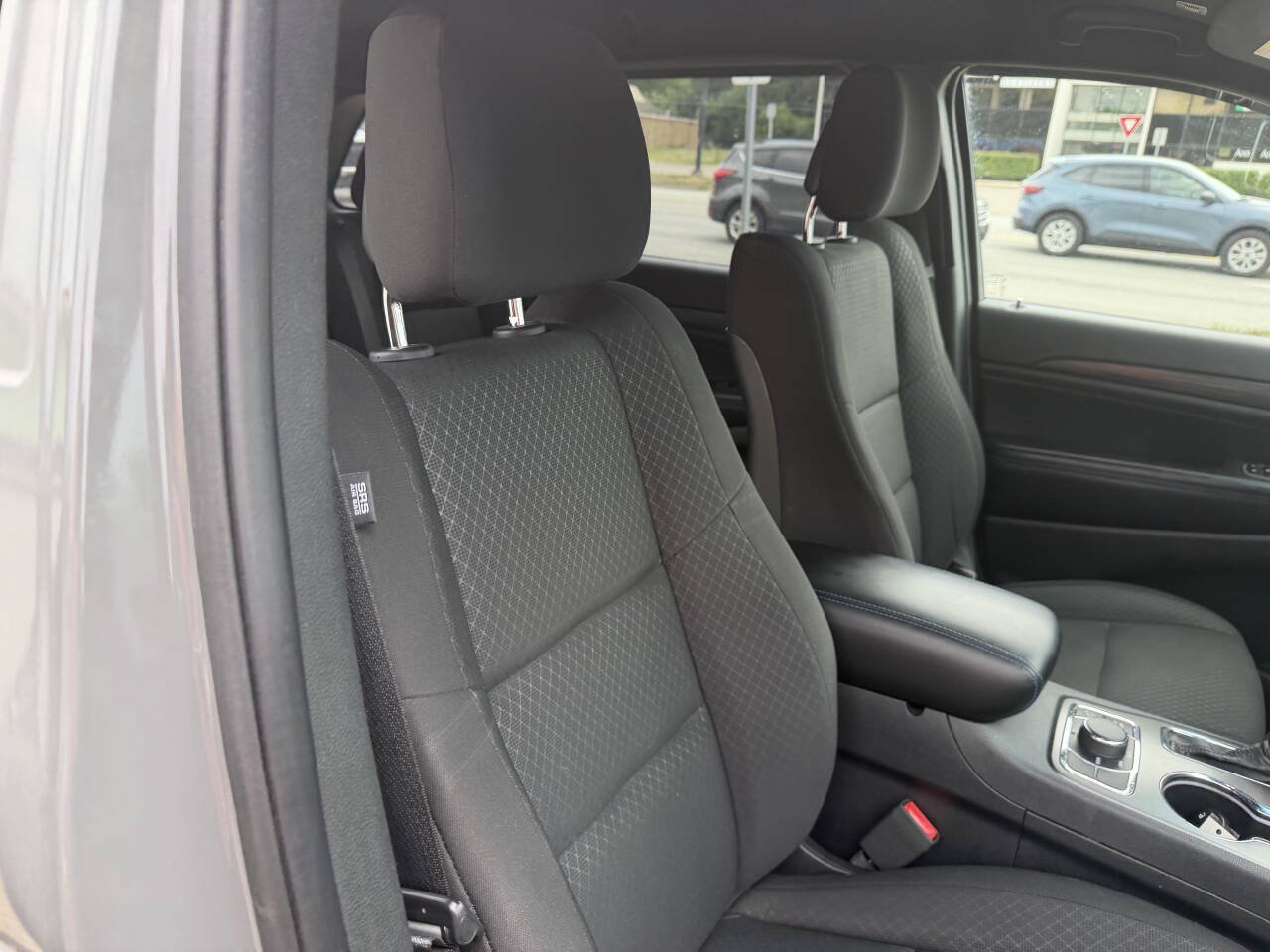 Used 2019 Jeep Grand Cherokee Laredo AWD/4WD image 8