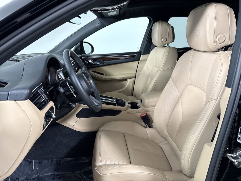 Certified 2025 Porsche Macan image 5