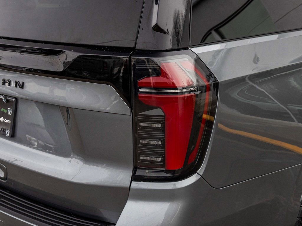 Used 2025 Chevrolet Suburban Z71 image 39