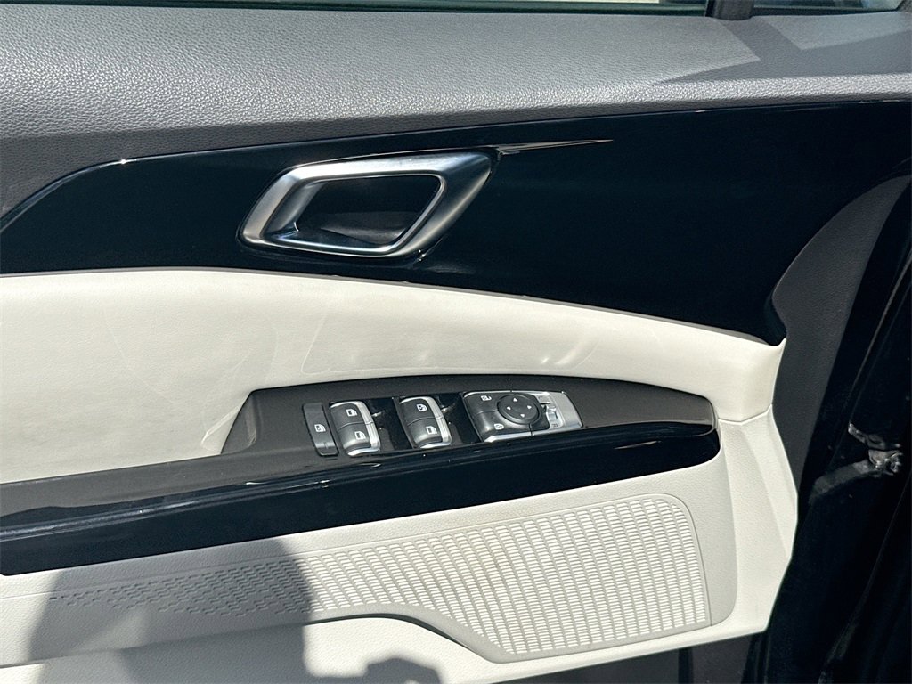 Used 2024 Kia Carnival EX image 19