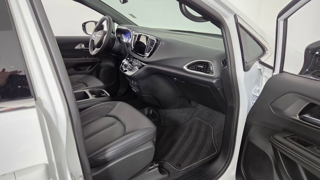 Used 2026 Chrysler Pacifica Select image 36