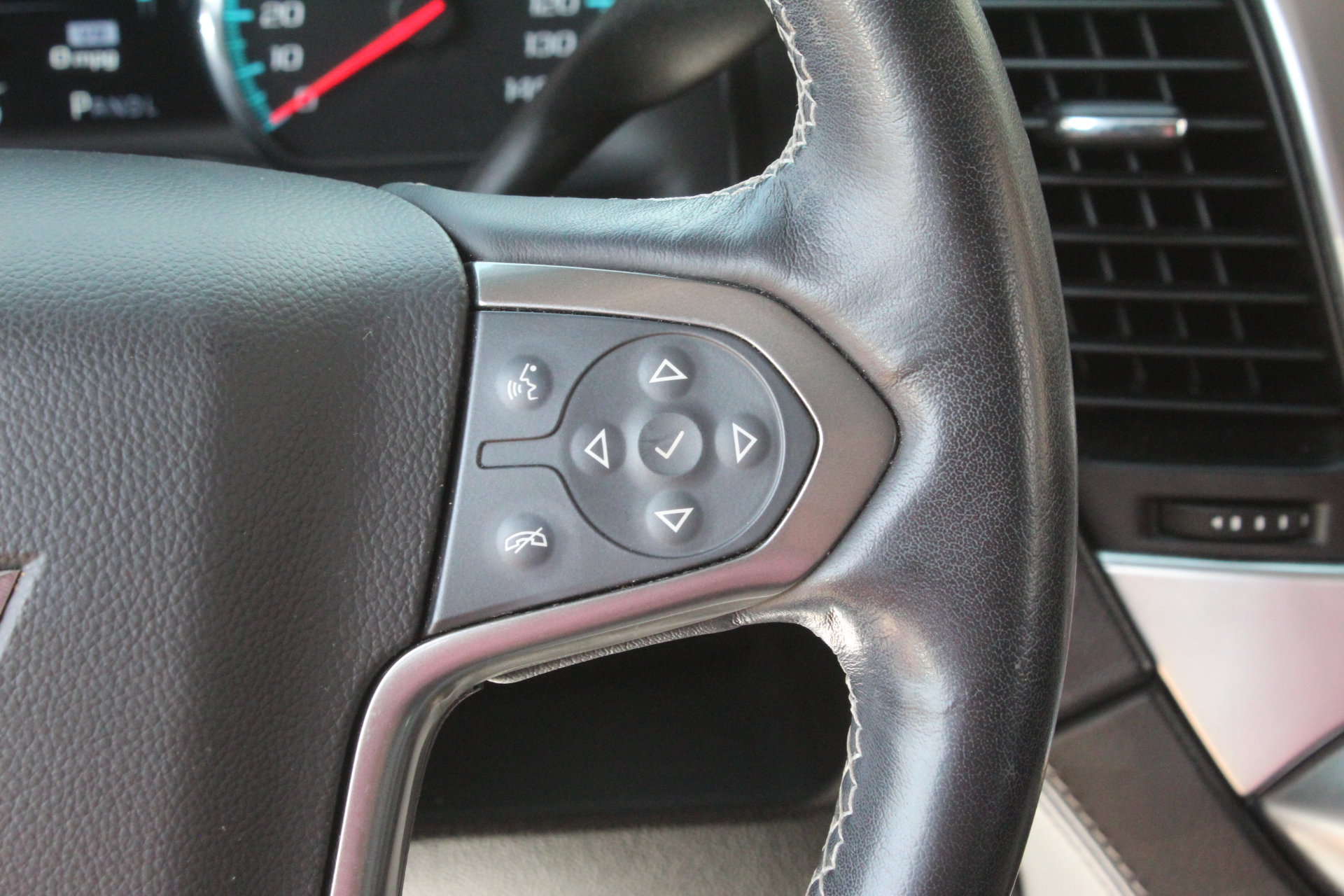 Used 2019 Chevrolet Tahoe Premier RWD image 16