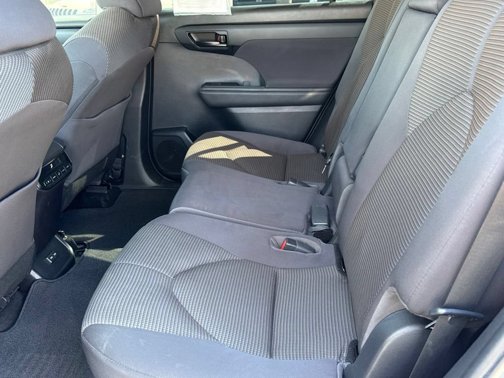 Used 2022 Toyota Highlander LE FWD image 33