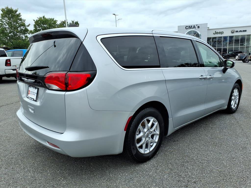 Used 2023 Chrysler Voyager LX FWD image 6