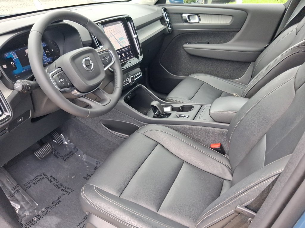Used 2024 Volvo XC40 B5 Core AWD/4WD image 12