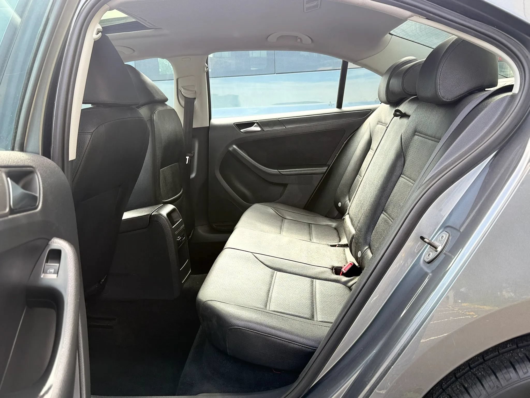 Used 2011 Volkswagen Jetta SE FWD image 27
