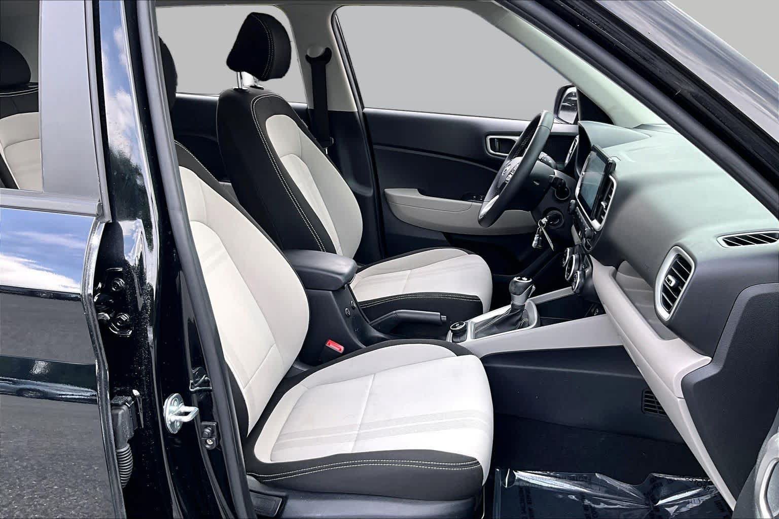 Used 2023 Hyundai Venue SEL w/ Cargo Package FWD image 9
