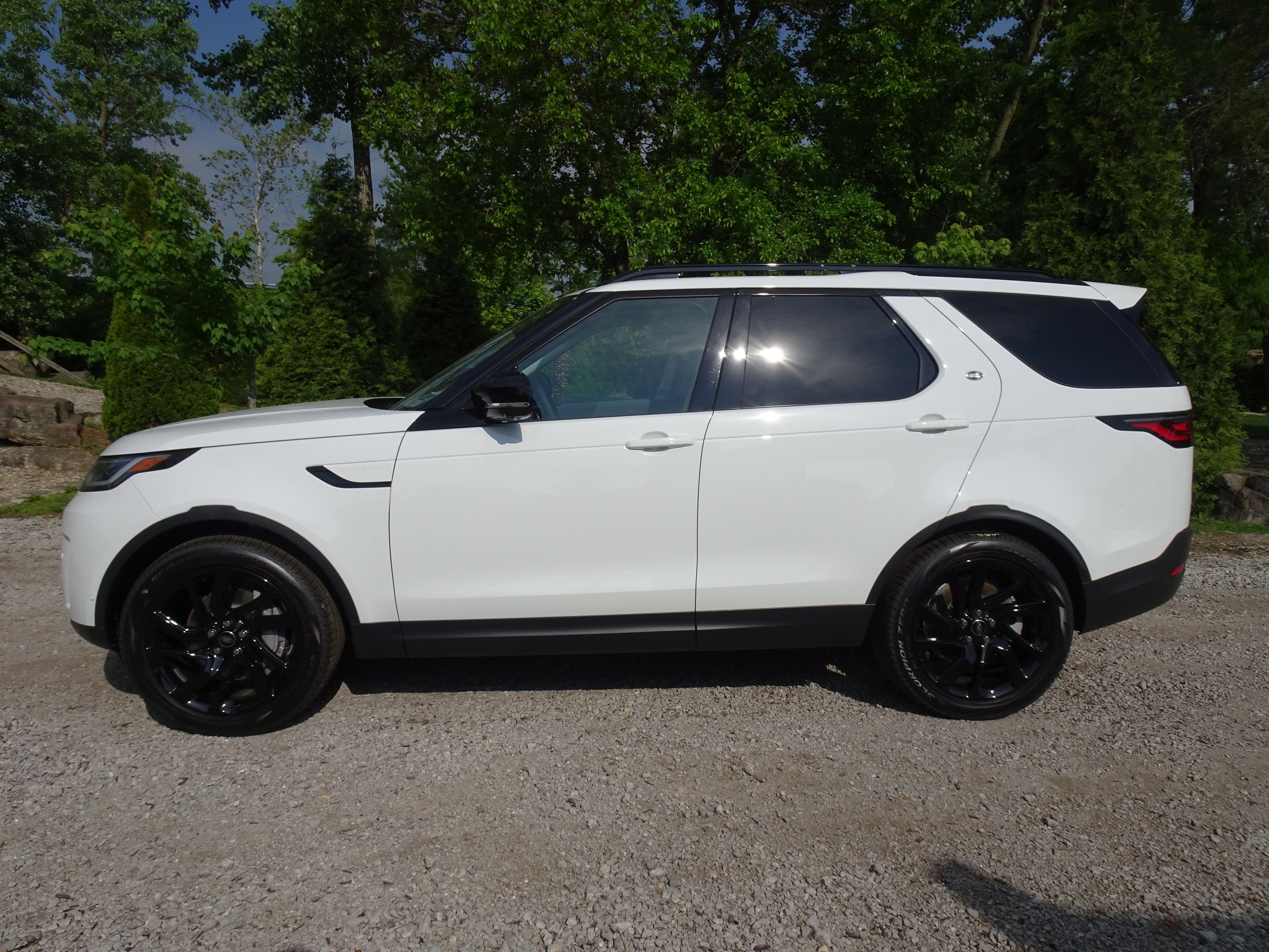 New 2025 Land Rover Discovery S image 9