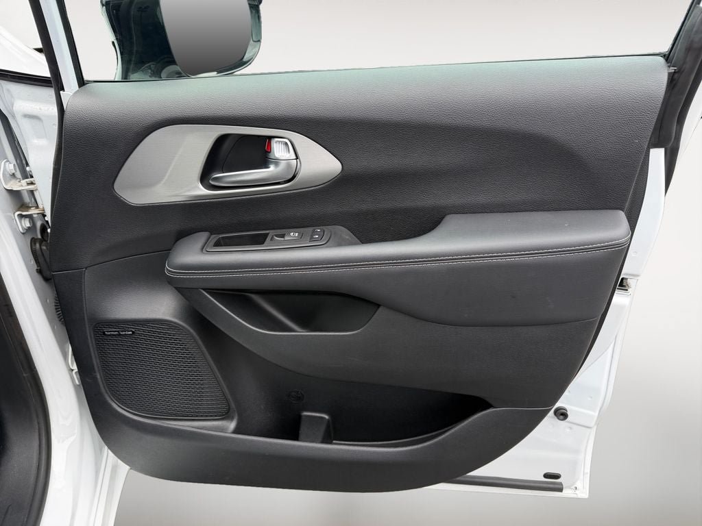 Used 2023 Chrysler Pacifica Limited w/ Uconnect Theater Family Group FWD image 25