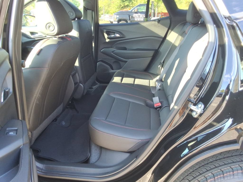 New 2026 Chevrolet Trax RS w/ Sunroof Package FWD image 16