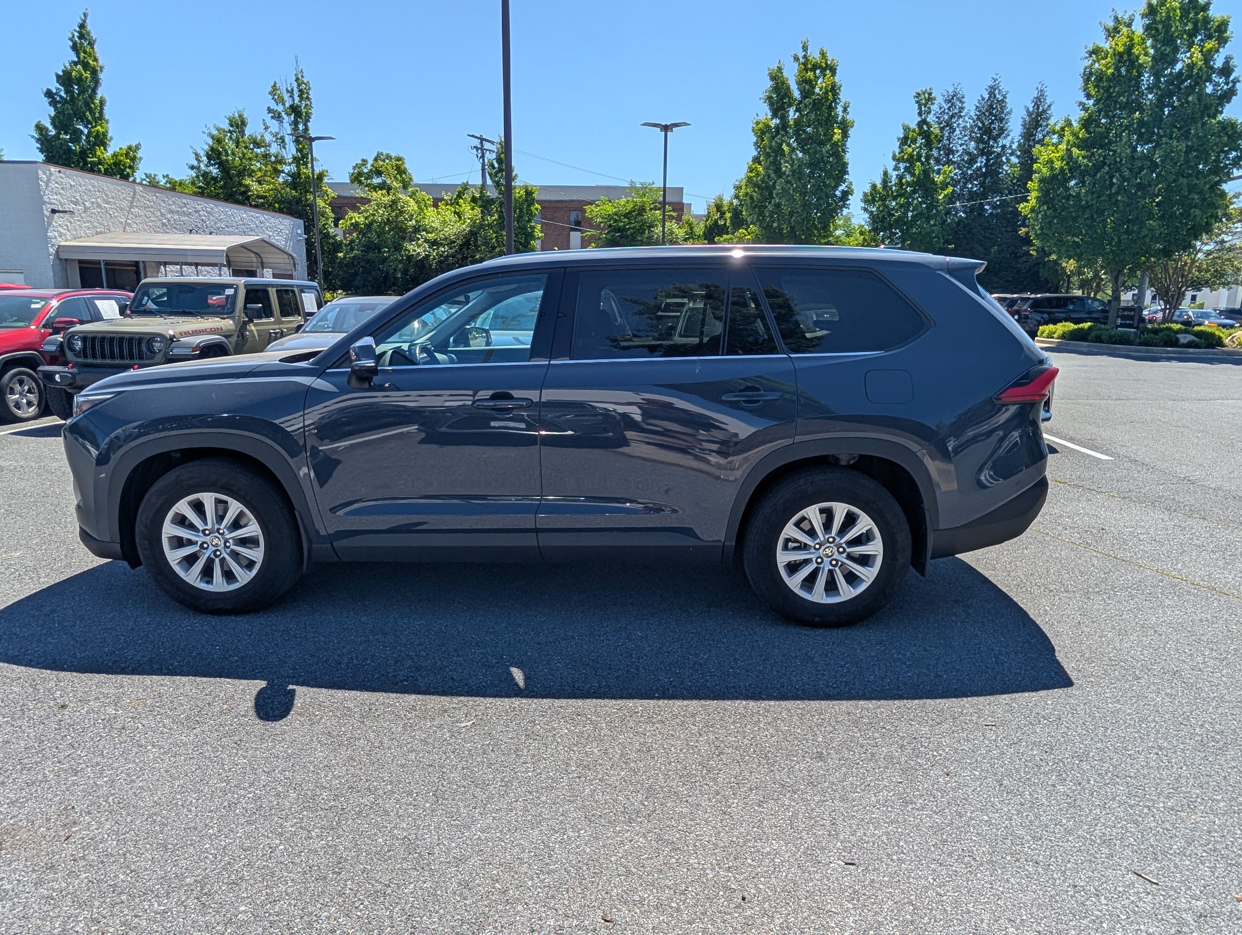 Used 2024 Toyota Grand Highlander AWD image 2