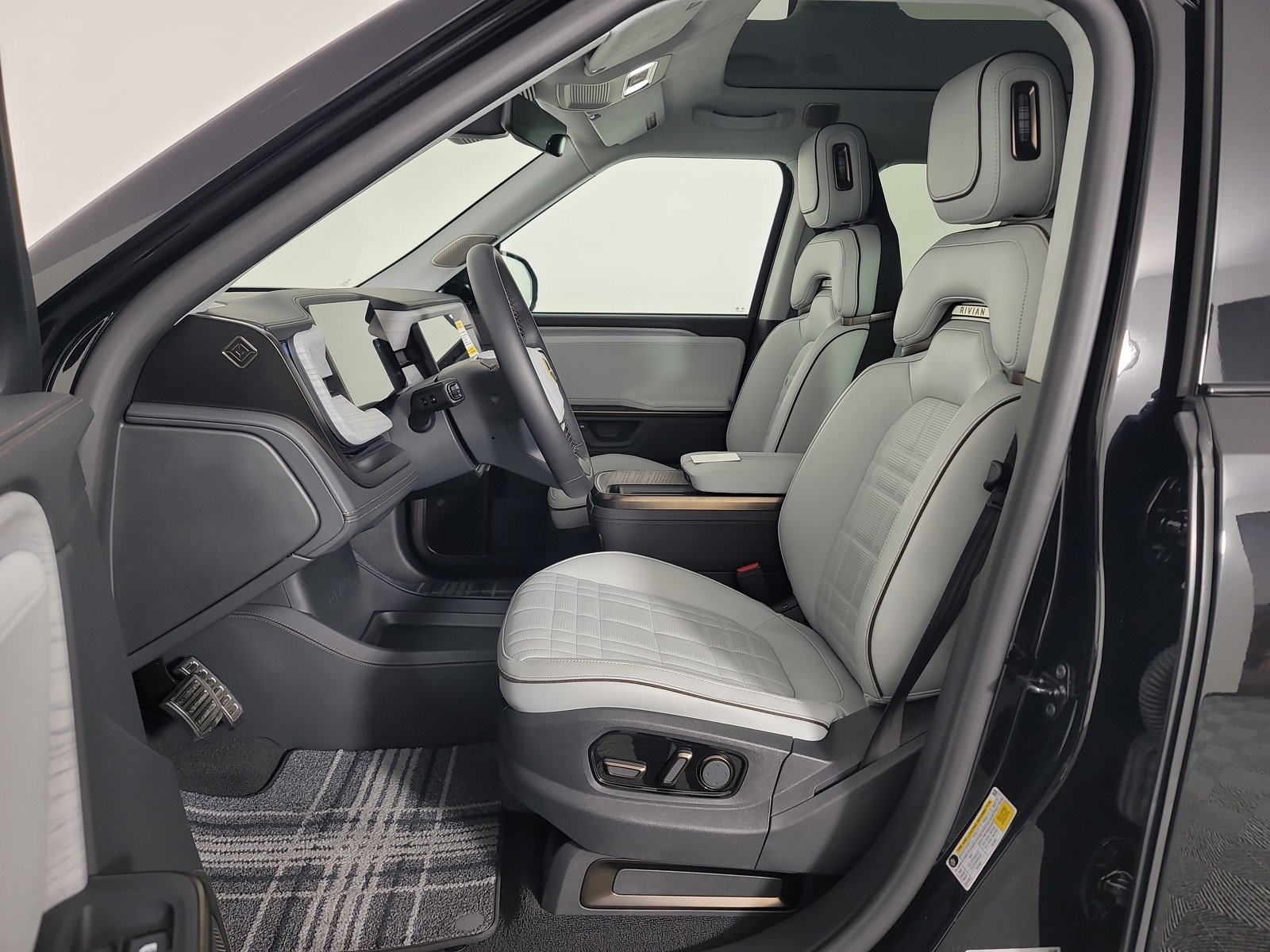 Used 2025 Rivian R1S Premium image 20