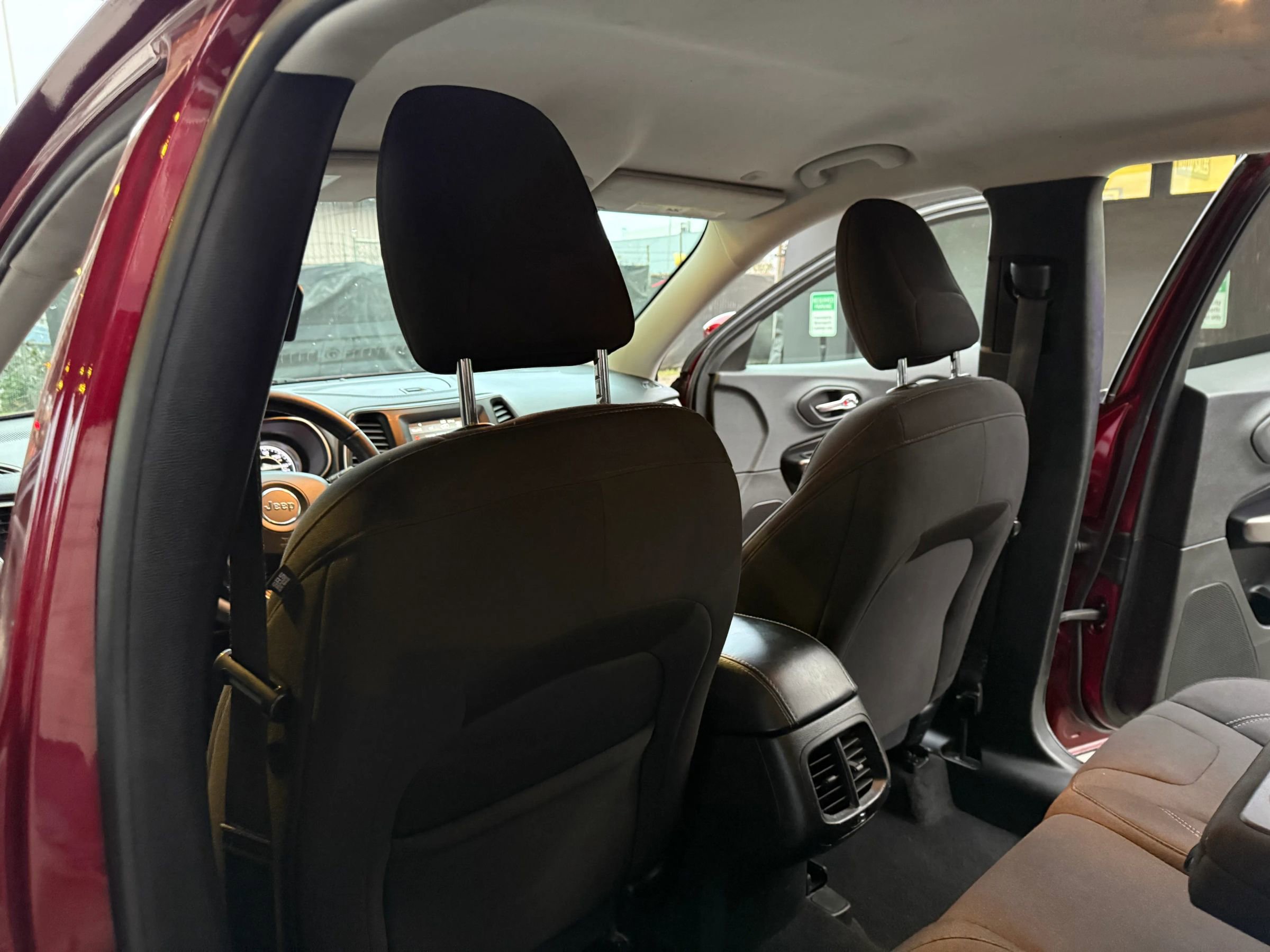 Used 2020 Jeep Cherokee Latitude w/ Cold Weather Group AWD/4WD image 13