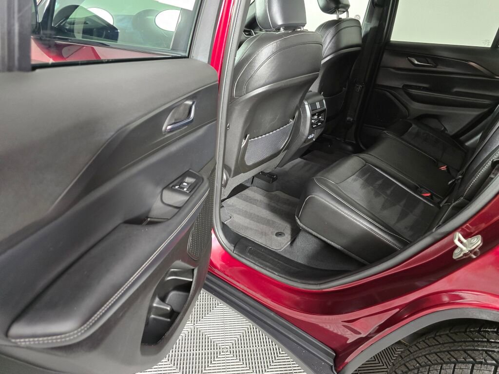 Used 2024 Jeep Grand Cherokee Altitude image 36