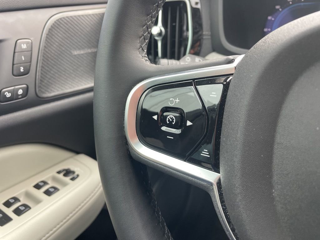 Certified 2025 Volvo V60 B5 Cross Country Ultra image 40