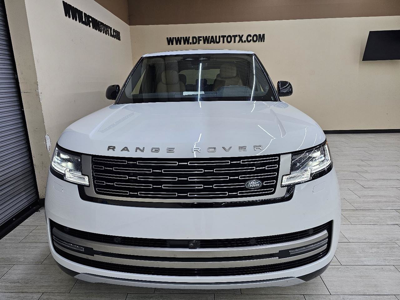 Used 2025 Land Rover Range Rover SE AWD/4WD image 3