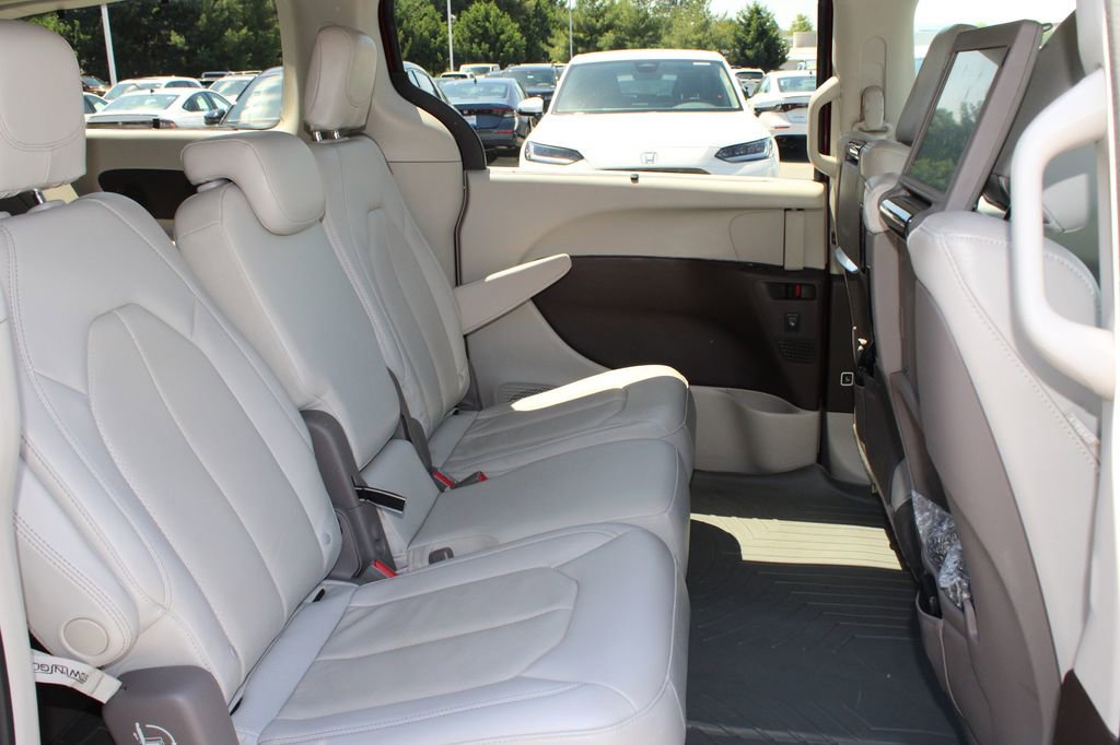 Used 2020 Chrysler Pacifica Touring-L Plus FWD image 15