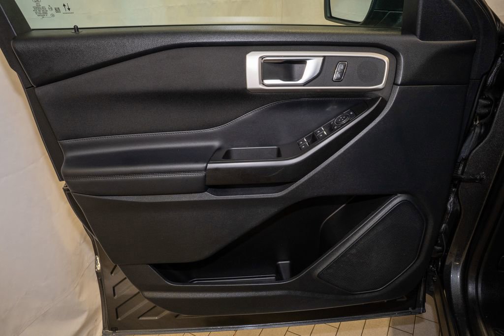 Used 2020 Ford Explorer XLT w/ Comfort Package image 12