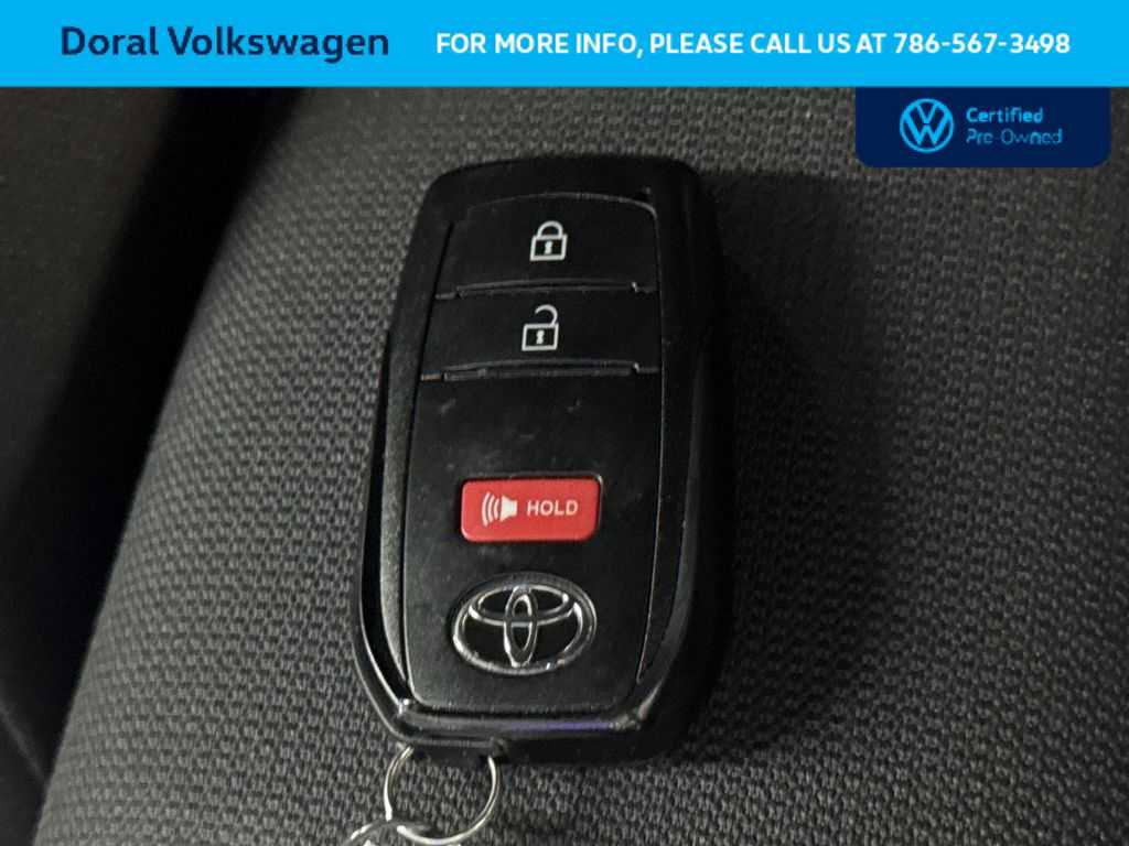 Used 2024 Toyota Corolla Cross SE image 28