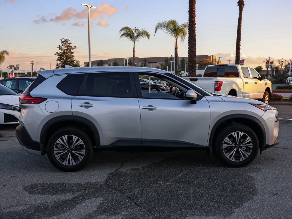 Used 2023 Nissan Rogue SV image 3