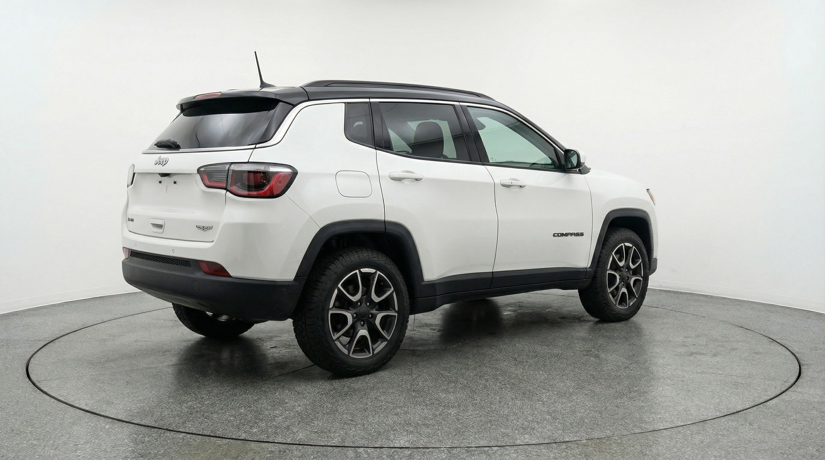 Used 2025 Jeep Compass Trailhawk AWD/4WD image 9