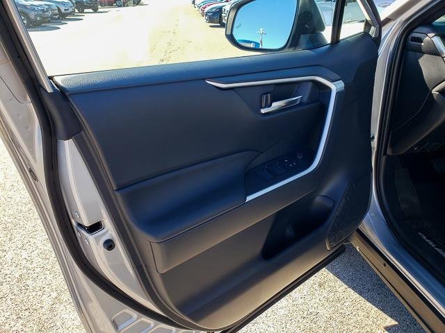 Used 2024 Toyota RAV4 SE image 9