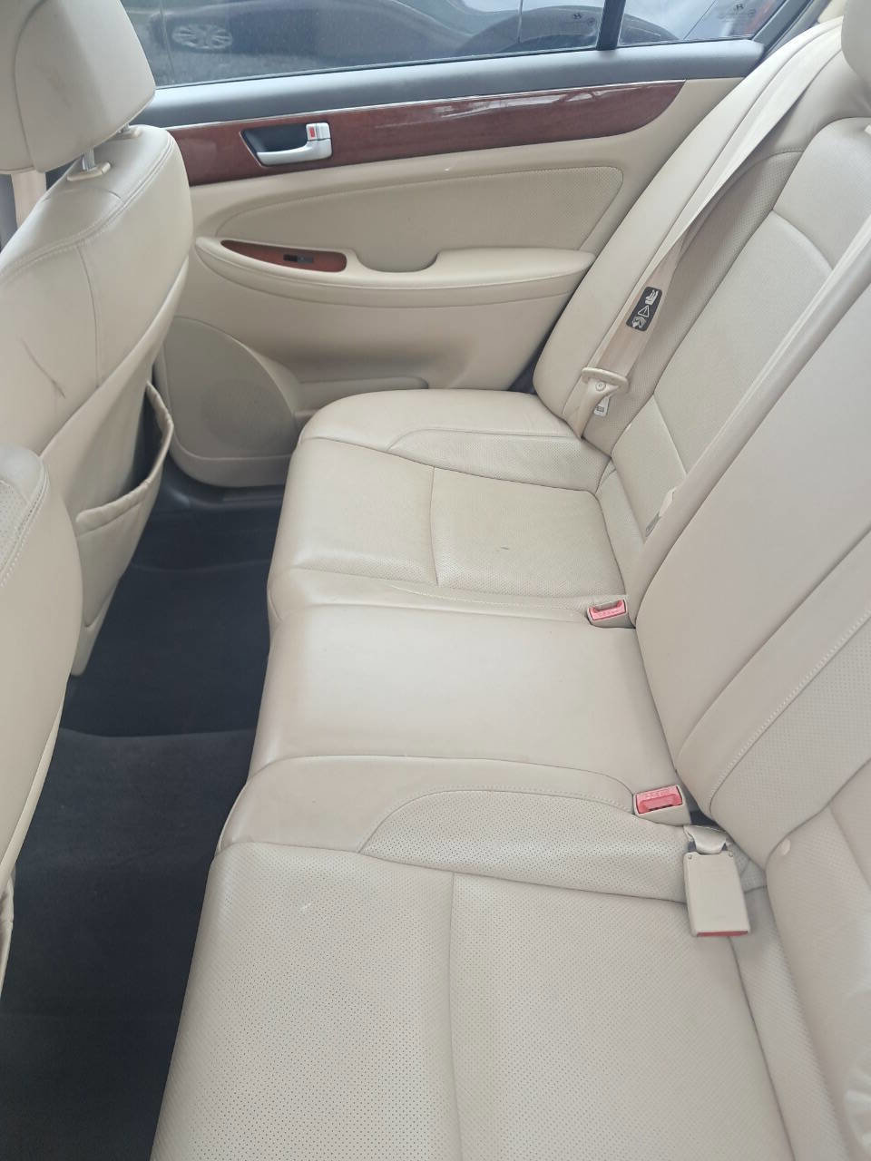 Used 2012 Hyundai Genesis 3.8 RWD image 3