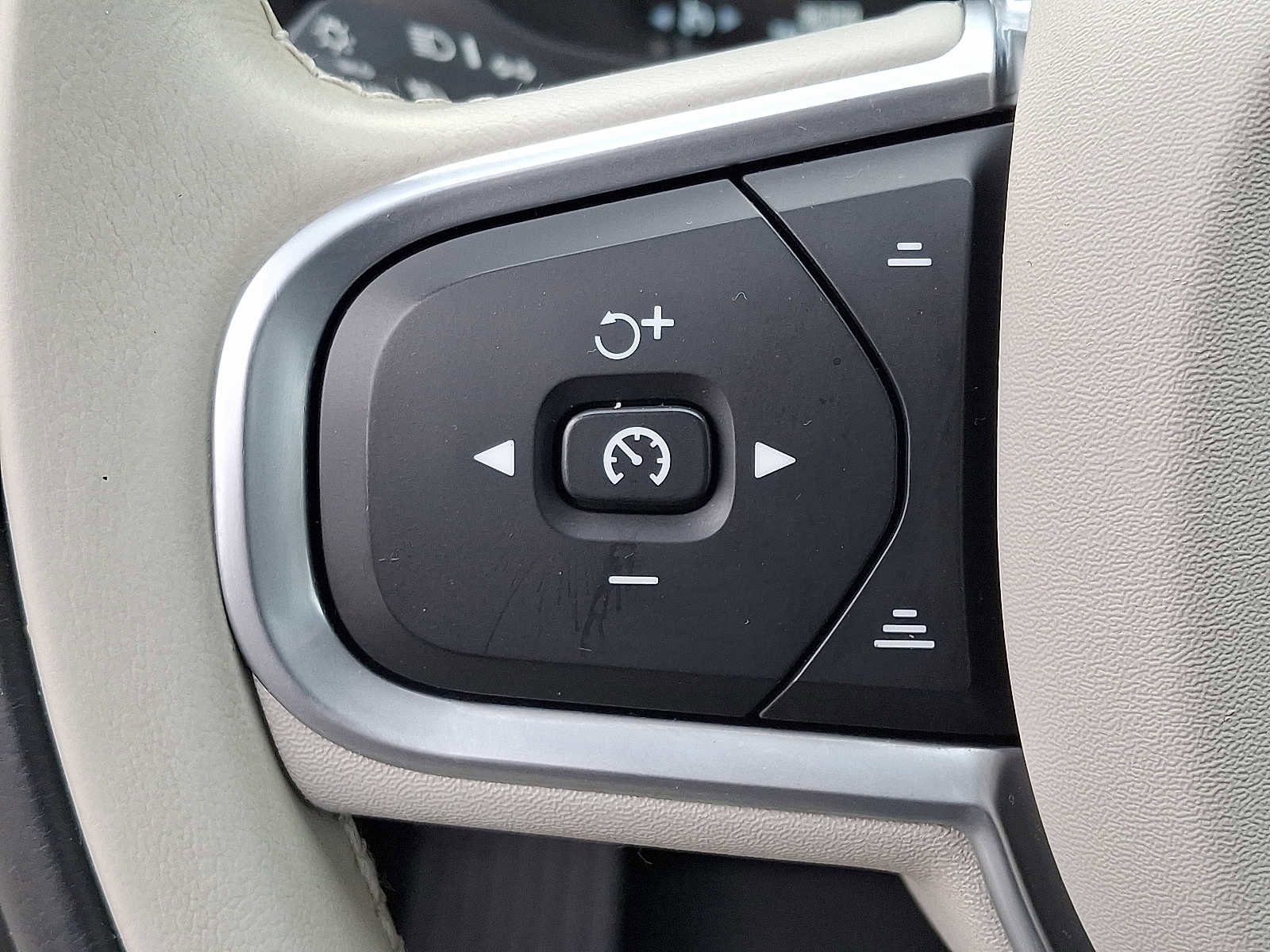 Used 2021 Volvo XC60 T5 Momentum w/ Premium Package image 22