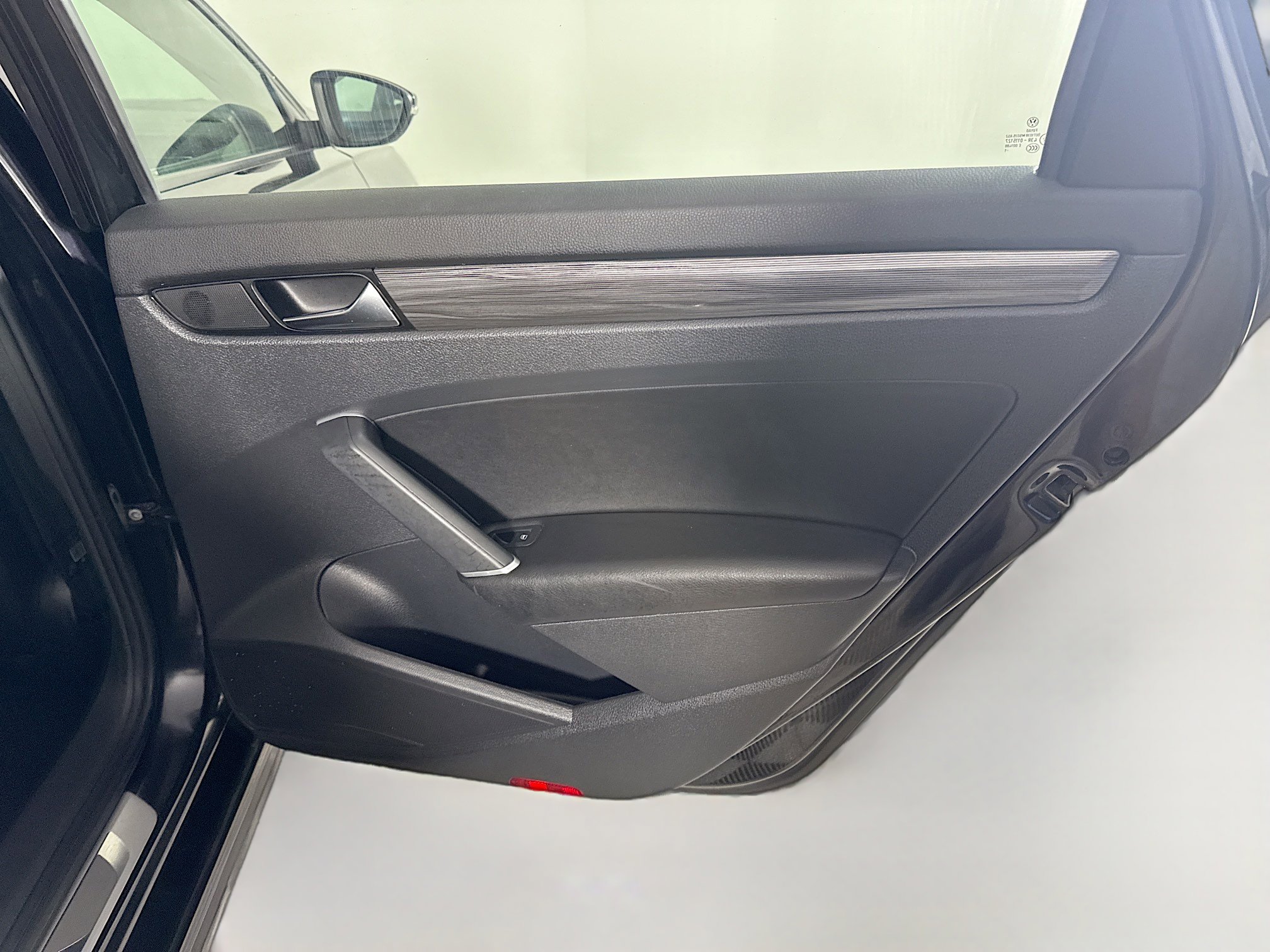 Used 2021 Volkswagen Passat 2.0T R-Line image 28