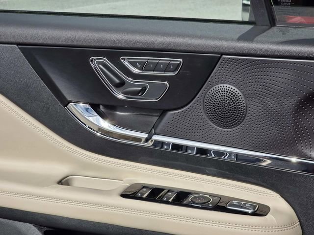 Used 2025 Lincoln Corsair Reserve w/ Jet Appearance Package image 13