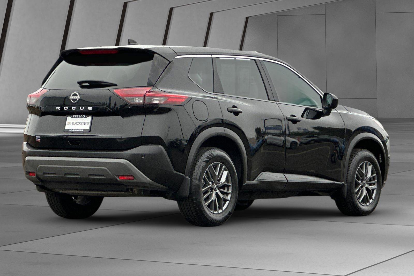 Used 2023 Nissan Rogue S image 4