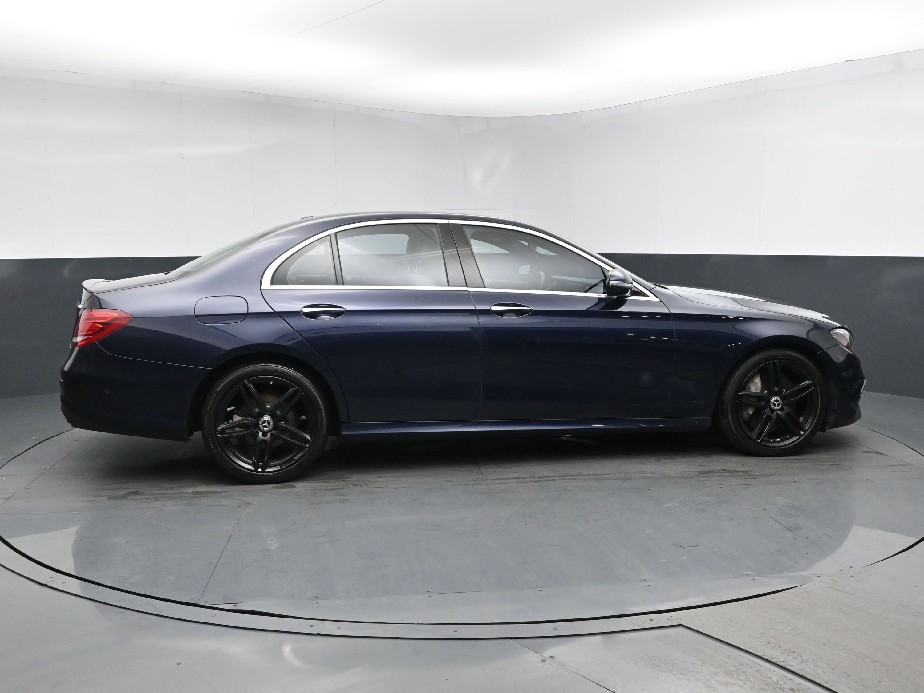 Used 2017 Mercedes-Benz E 300 4MATIC image 3