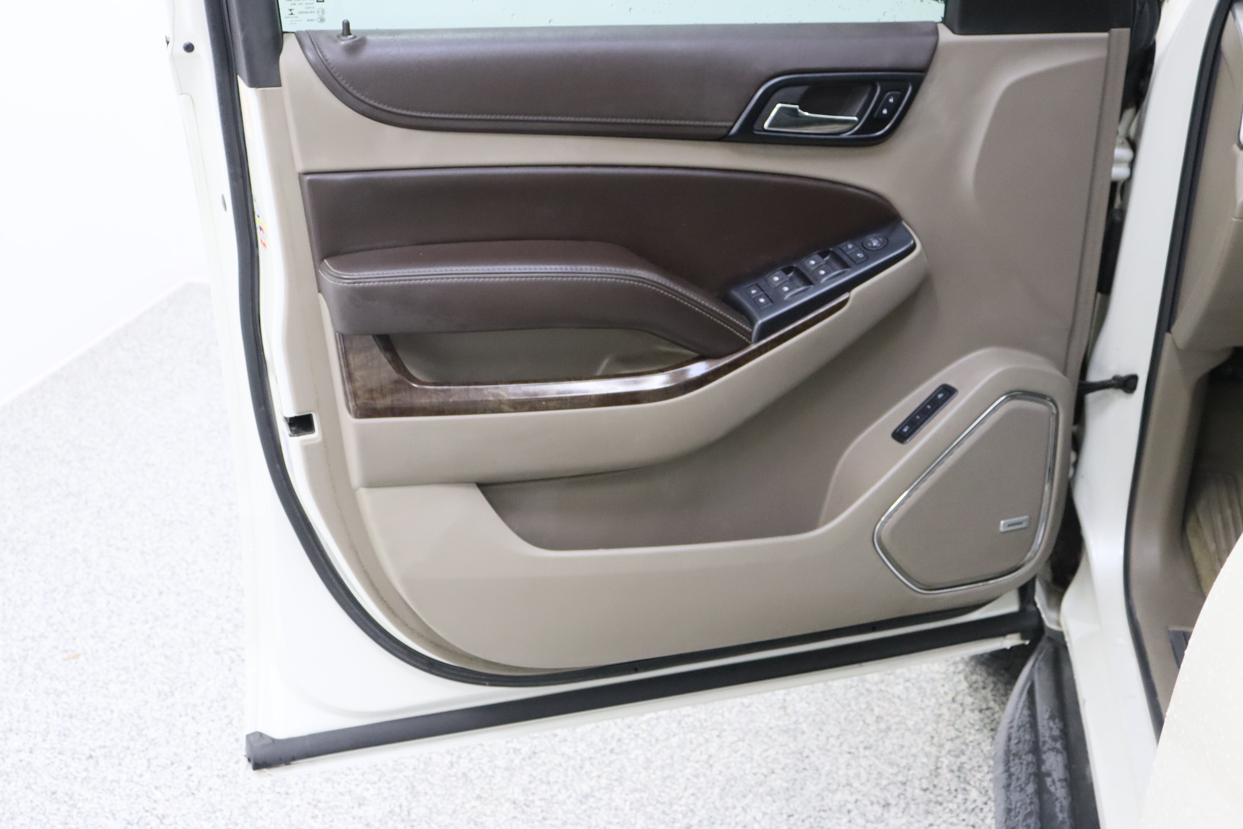 Used 2015 Chevrolet Suburban LT RWD image 12