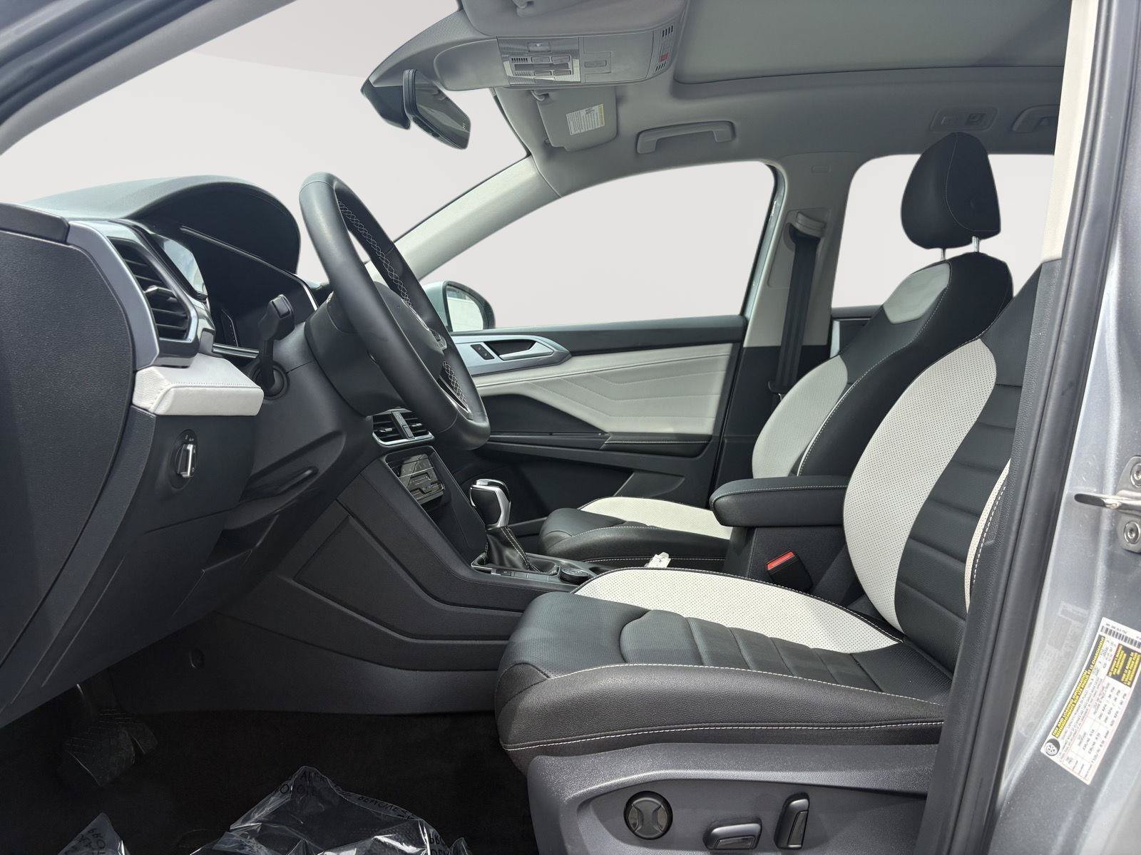 Certified 2025 Volkswagen Taos SEL AWD/4WD image 4